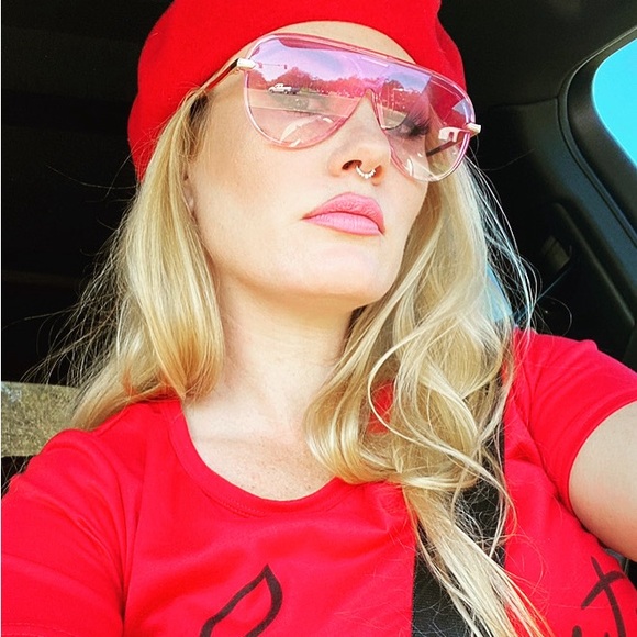 Meet your Posher, Erin - Picture 3 of 5